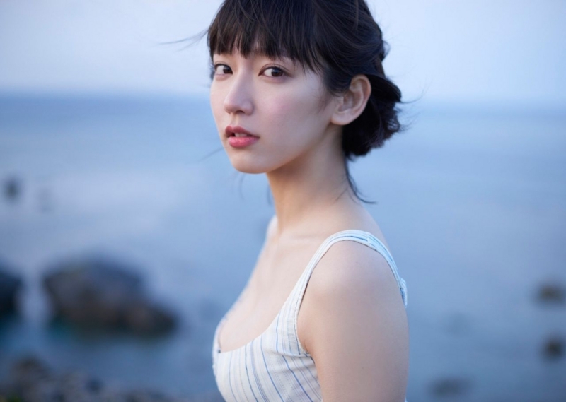 吉岡里穂　おっぱい　画像