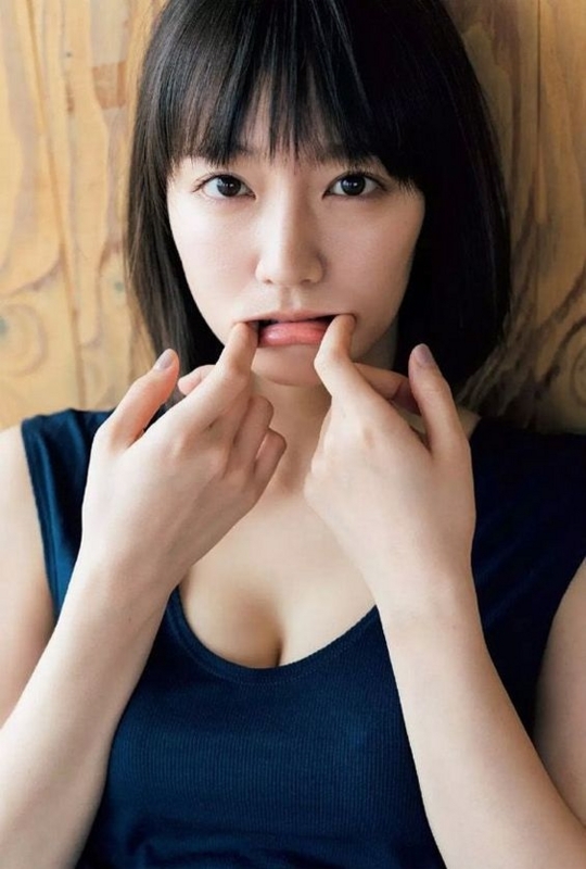 吉岡里穂　谷間