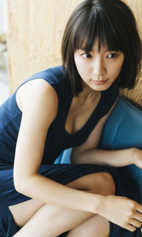 吉岡里穂　おっぱい　谷間