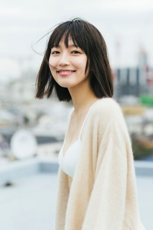 吉岡里穂　巨乳　画像