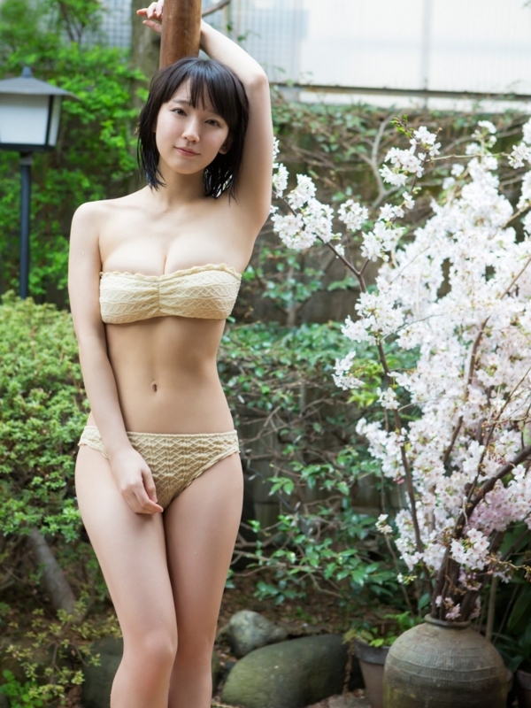 吉岡里穂　水着　エロ
