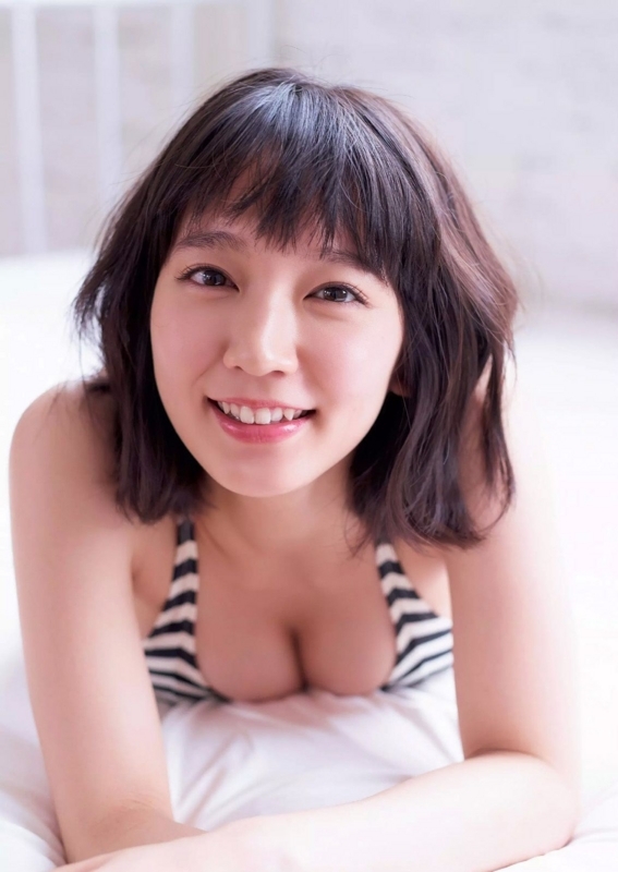 吉岡里穂　ベッド　谷間