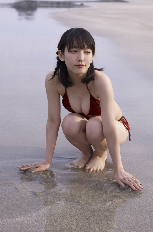 吉岡里穂　水着　赤