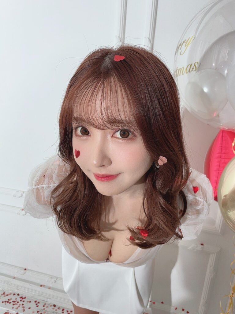 三上悠亜　谷間　エロ