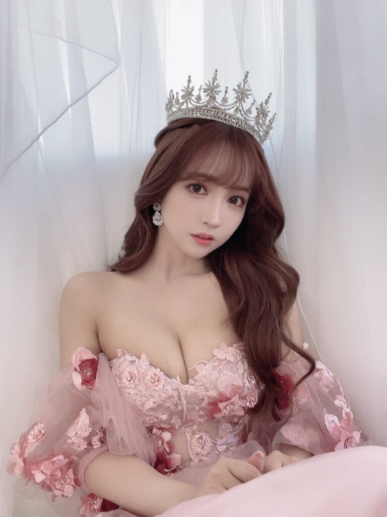 三上悠亜　ドレス　おっぱい