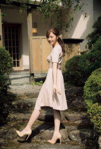 白石麻衣 後ろ姿 見返り美人