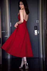 白石麻衣 ドレス 赤