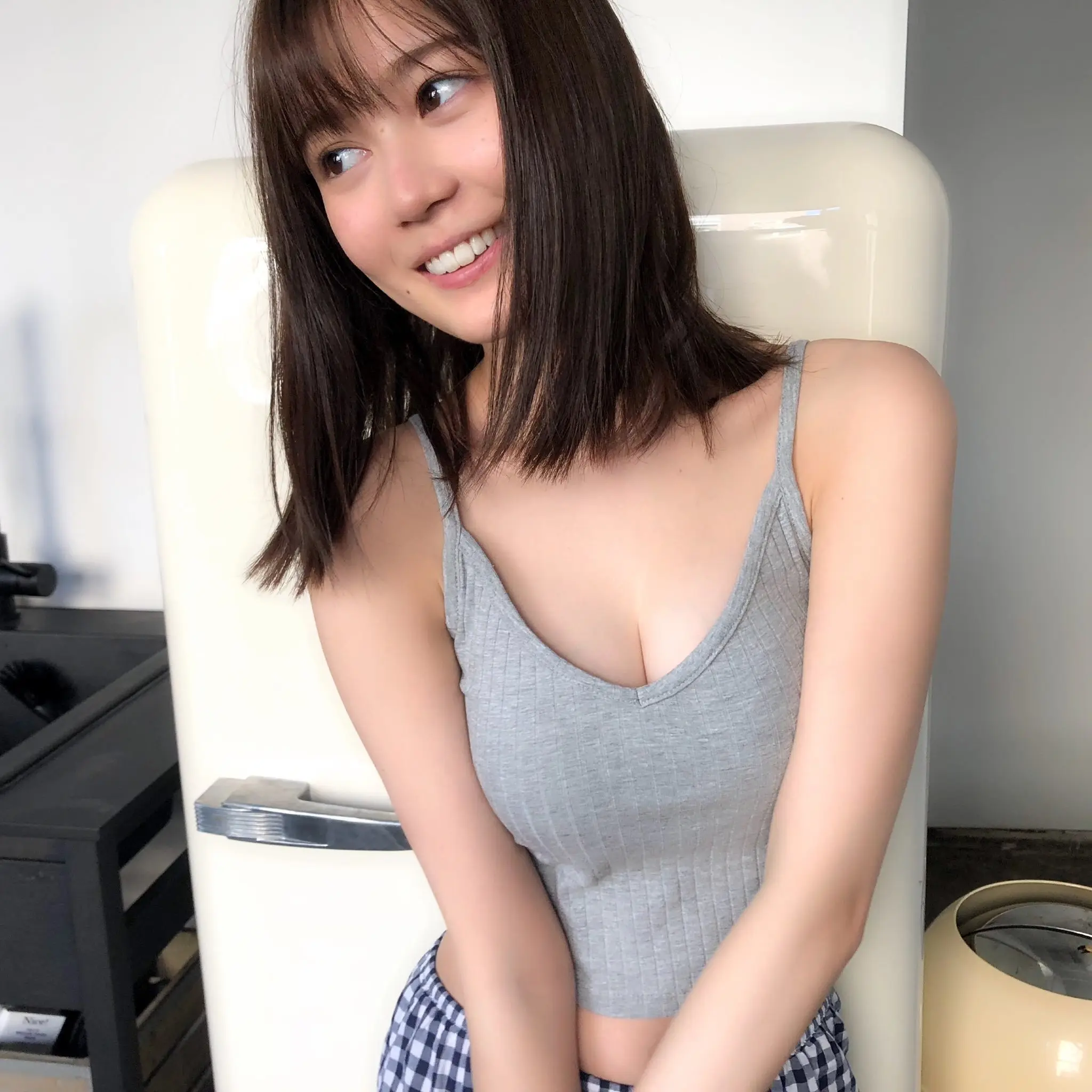 乃木坂46　生田絵梨花　下着　灰色　エロ