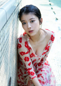 馬場ふみか　ドレス　谷間