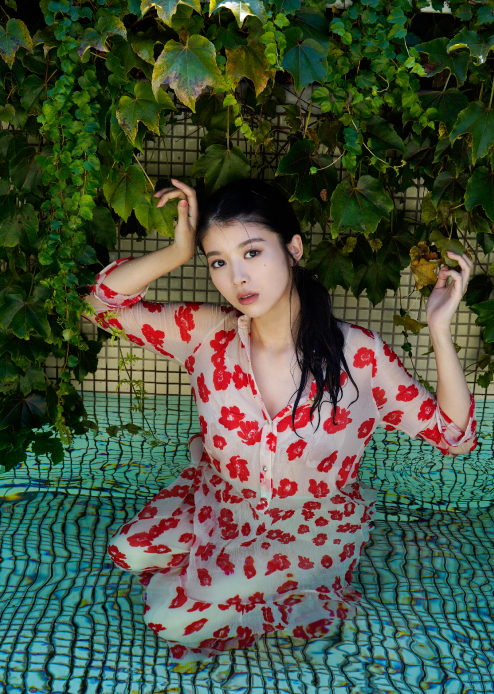 馬場ふみか　ドレス　谷間