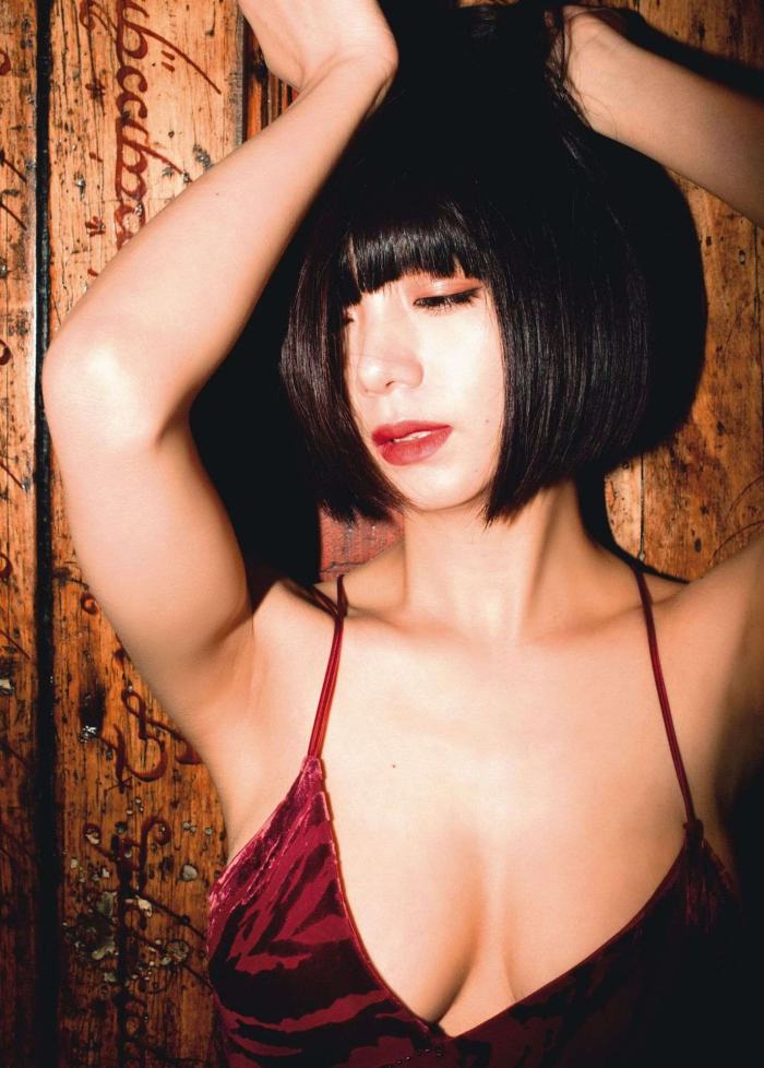 池田エライザ　腋　おっぱい　エロ