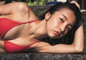 板野友美　ビキニ　エロ　