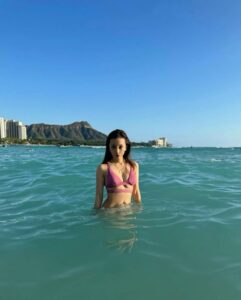 板野友美　インスタ　水着