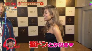 ローラ　エロ　ドレス