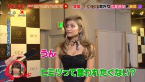 ローラ　ドレス　おっぱい