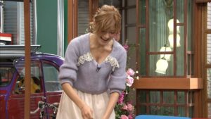 ローラ　胸ちら