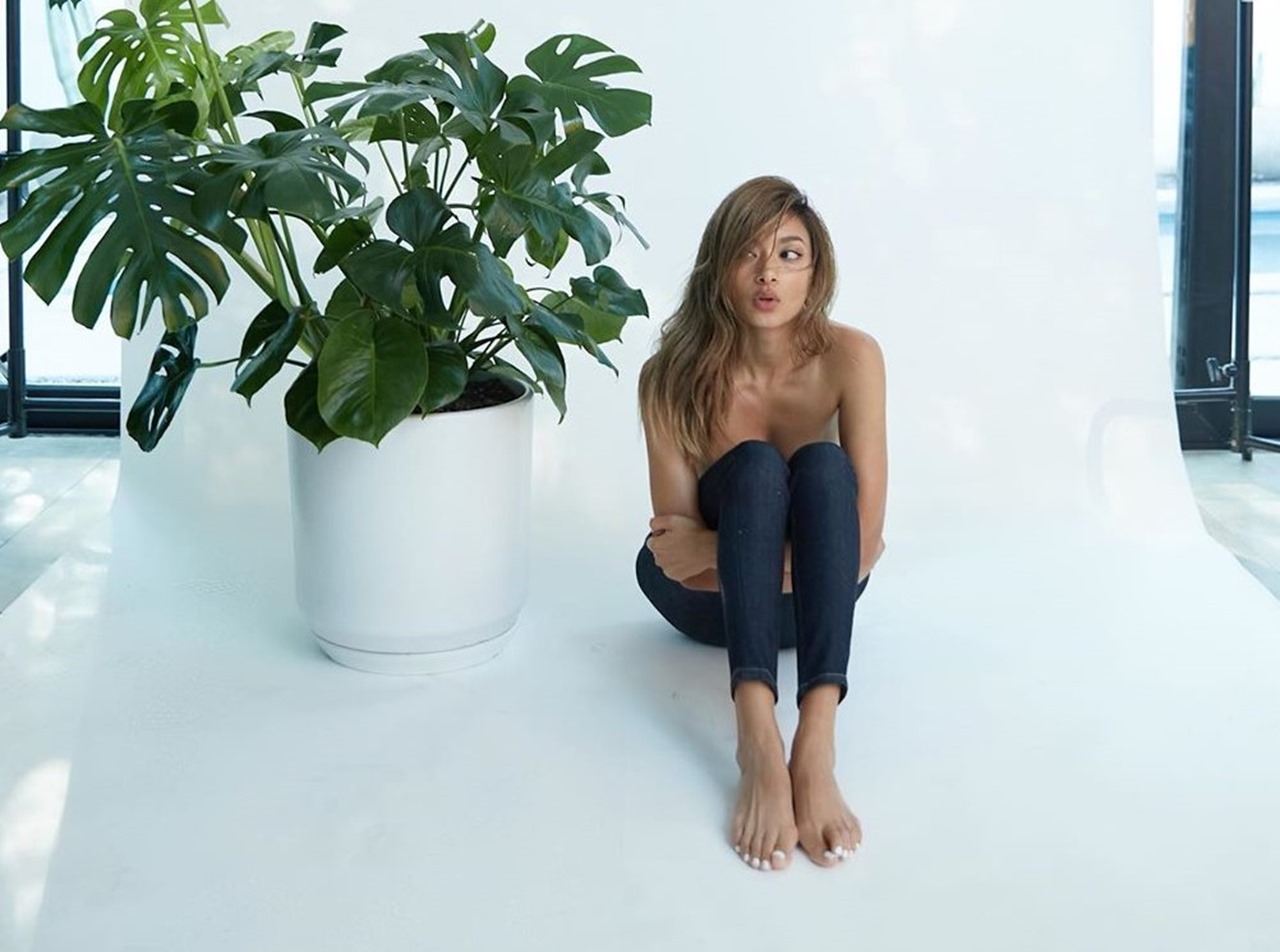 ローラ　セミヌード