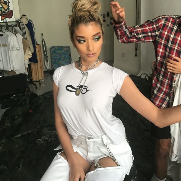 ローラ　乳首　エロ