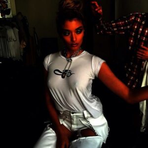 ローラ　乳首　エロ