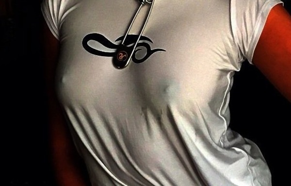 ローラ　乳首　エロ